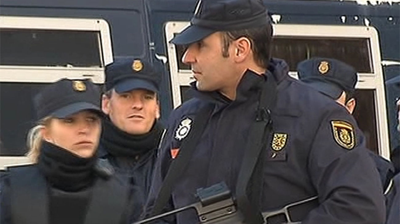 Sáenz de Santamaría defiende el trabajo policial y dice que el riesgo cero no existe