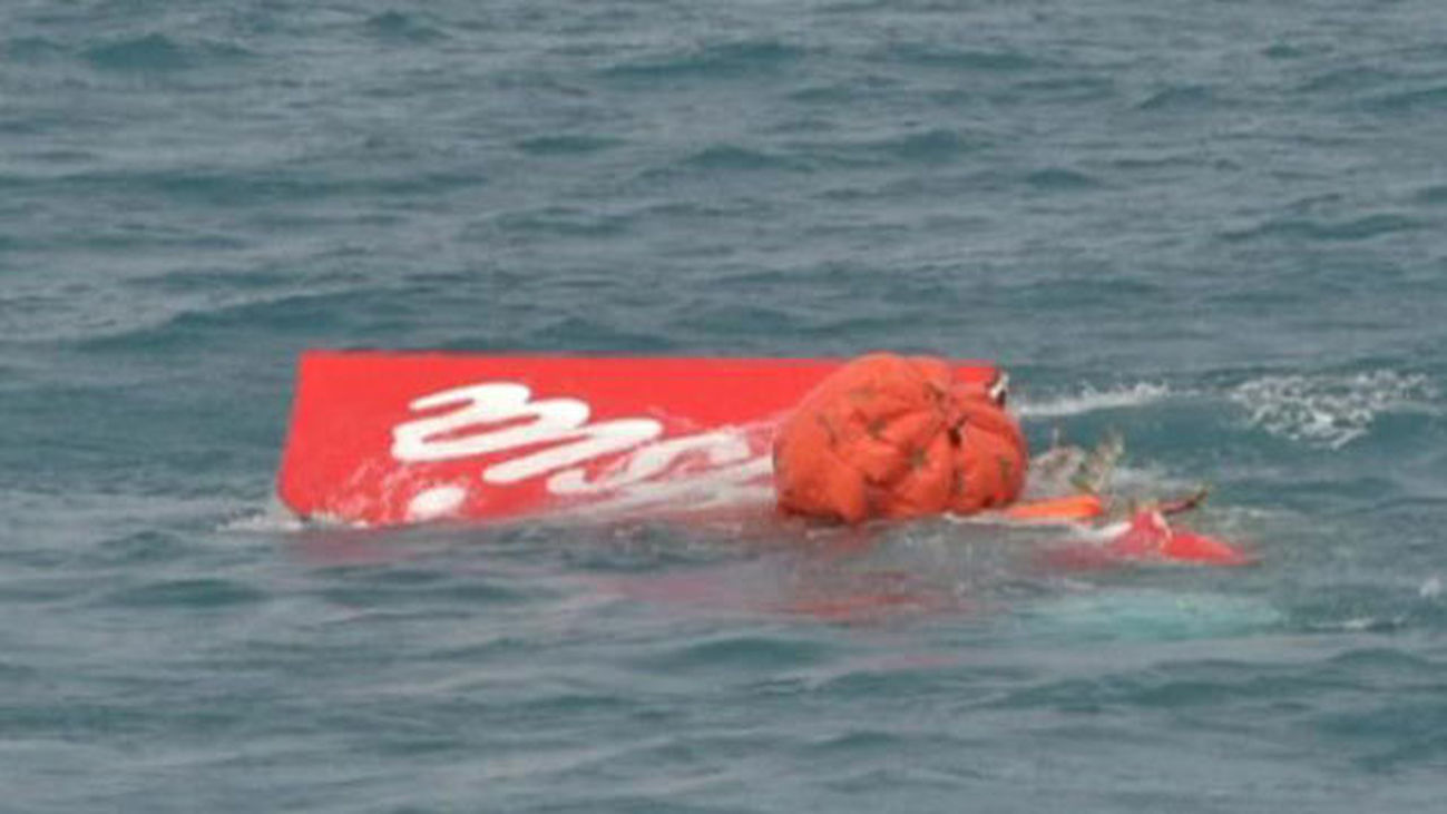 Logran sacar a superficie la sección de cola del avión de AirAsia