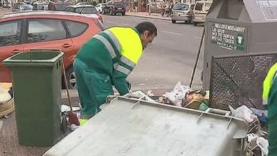 Los trabajadores de recogida de basuras de Parla empiezan a cobrar y finalizan la huelga