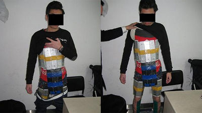 Atrapado con 94 iphones sujetos con cinta ahesiva a su cuerpo