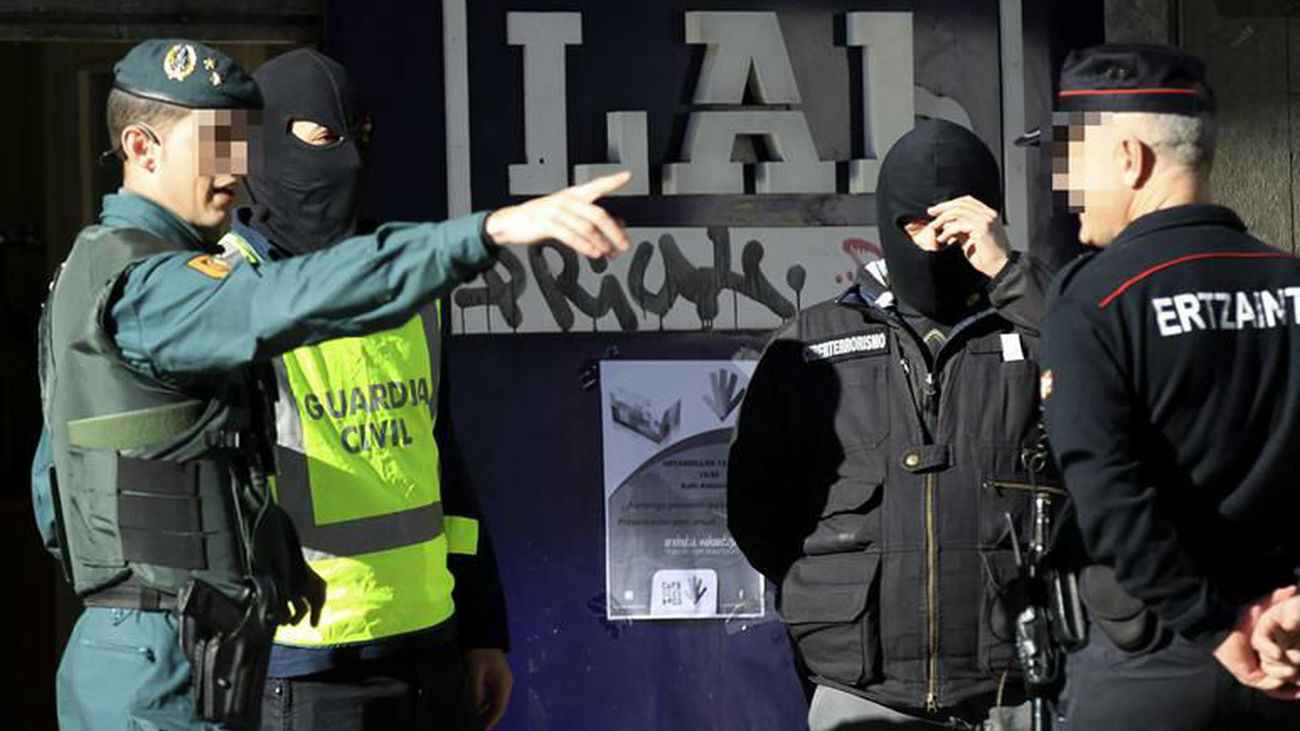 En libertad dos de las abogadas detenidas por el 'frente de cárceles' de ETA