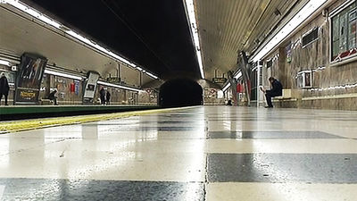 Una mujer encuentra 7.760 euros tirados en el Metro y los devuelve