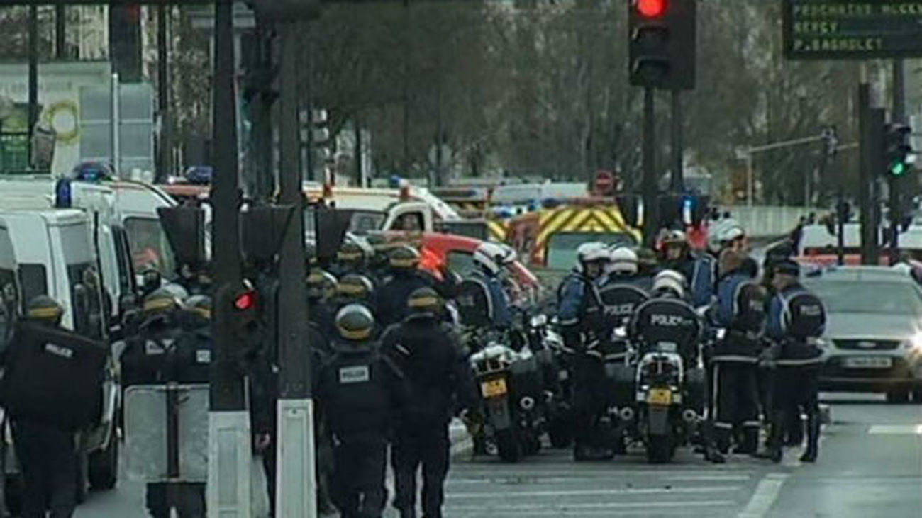 Tiroteo en París: un policía muerto y otro herido en un