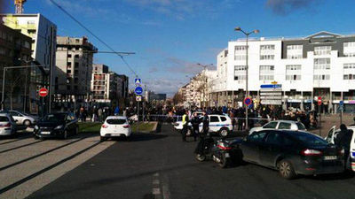 Se entrega a la policía el hombre que retenía a varios rehenes cerca de París