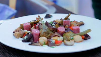 La receta: Setas de cardo con vieiras, salchichas, manzanilla y alcachofas