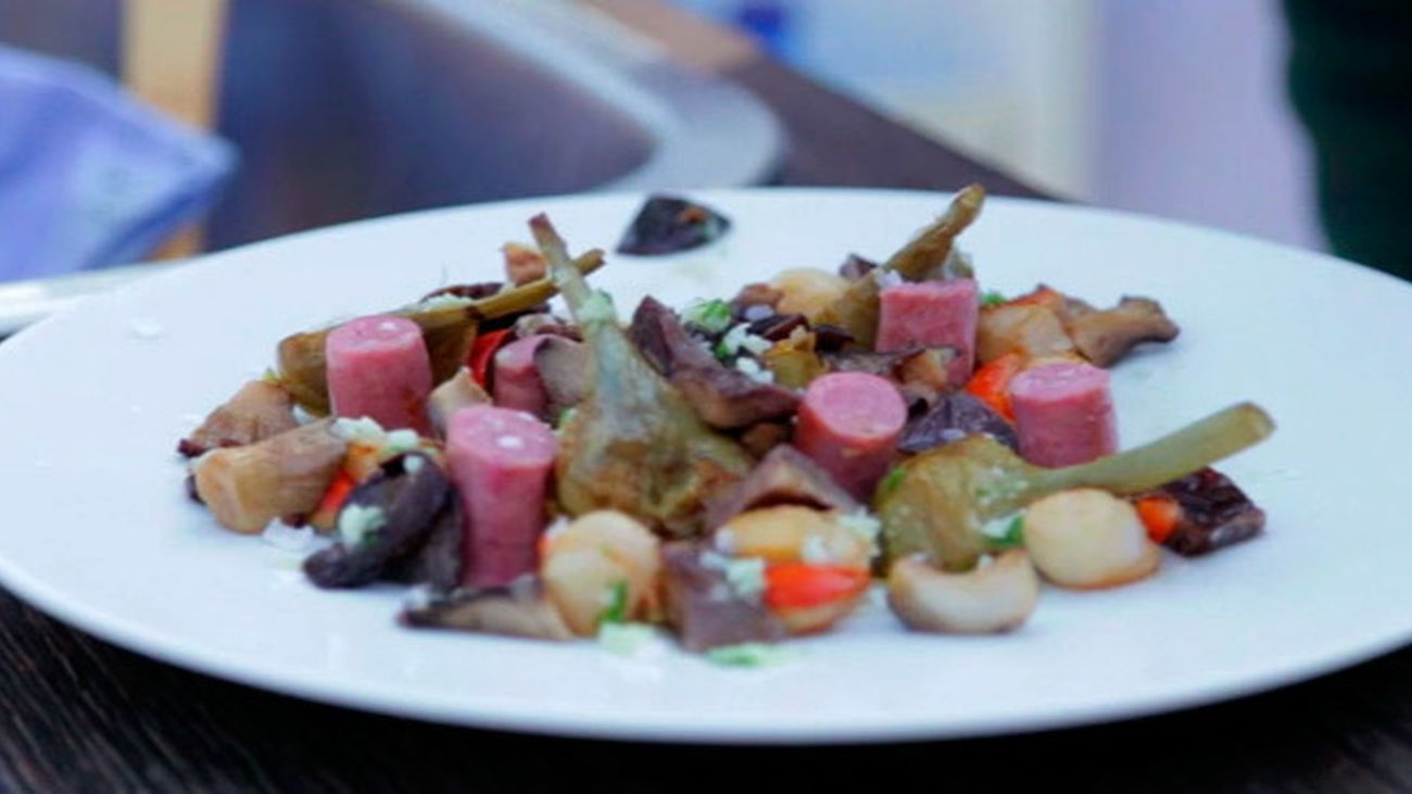 La receta: Setas de cardo con vieiras, salchichas, manzanilla y alcachofas