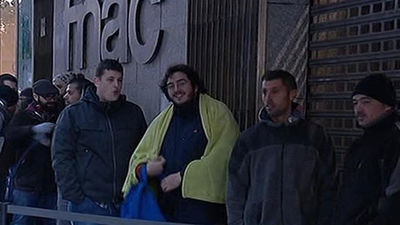 La revista 'Charlie Hebdo' llega en número limitado a los kioscos madrileños