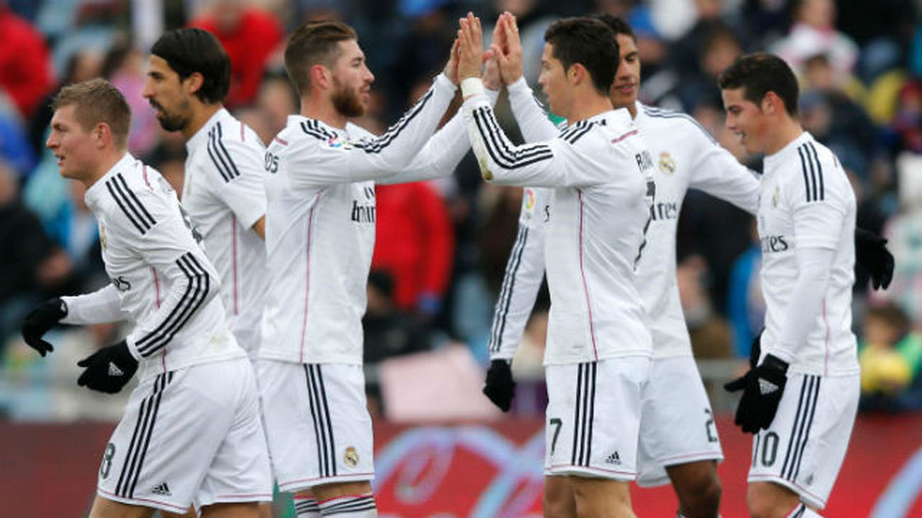 Los jugadores del Real Madrid celebran un gol