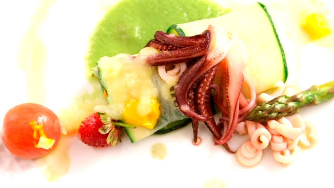 Canelón de verdura con porrusalda y tallarines de chipirón