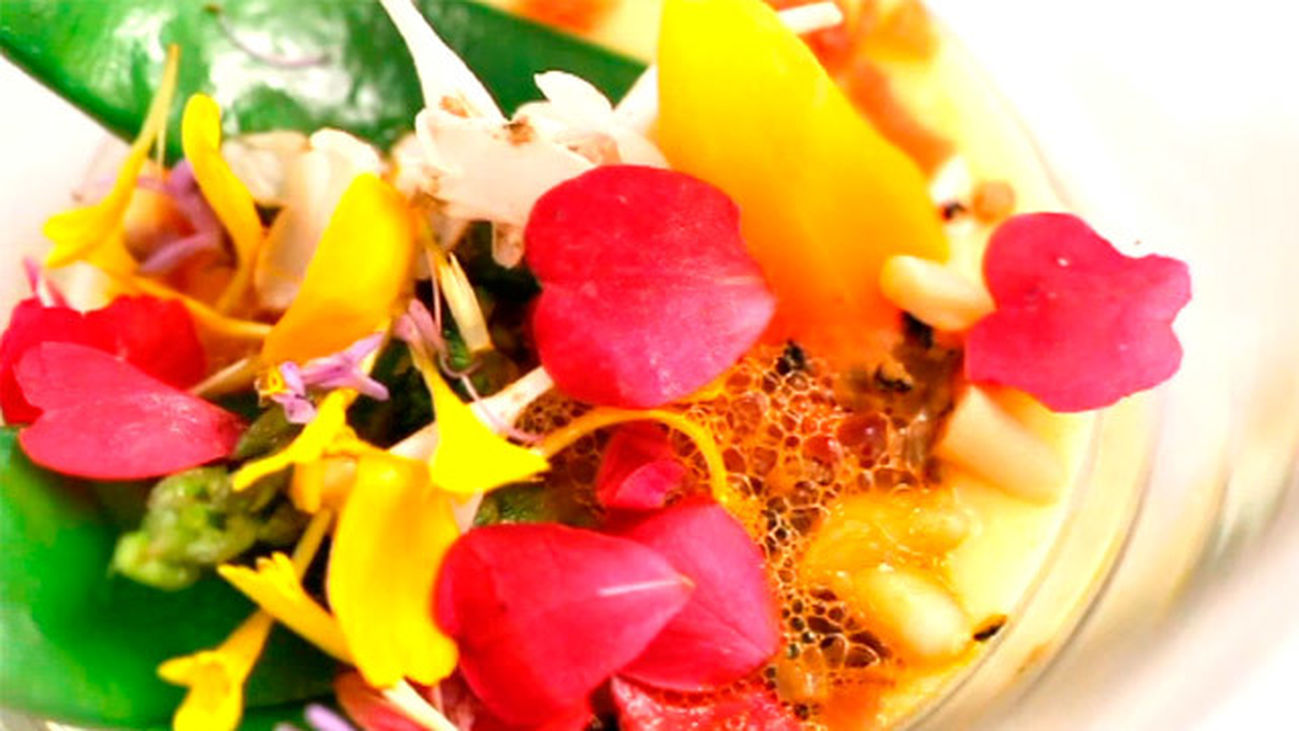 Lienzo de verduras pinceladas con caldo de jamón