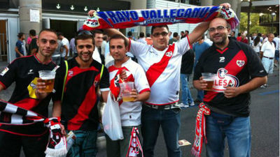 Agreden en Gijón a dos seguidores del Rayo por llevar una camiseta del equipo