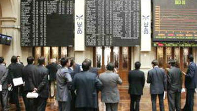 El Ibex sube un 1,7% y la prima de riesgo cae por debajo de los 100 puntos básicos