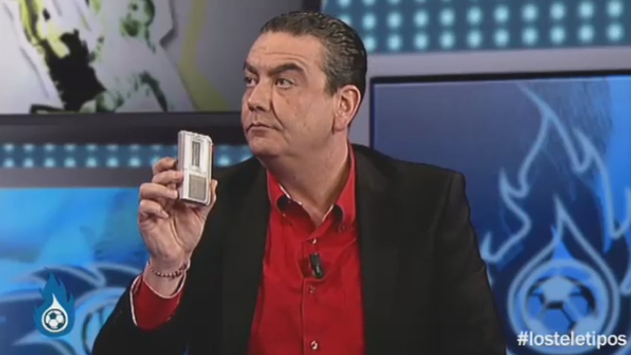 Juan Dato pone en práctica sus dotes como periodista de investigación gracias a una grabadora de bolsillo