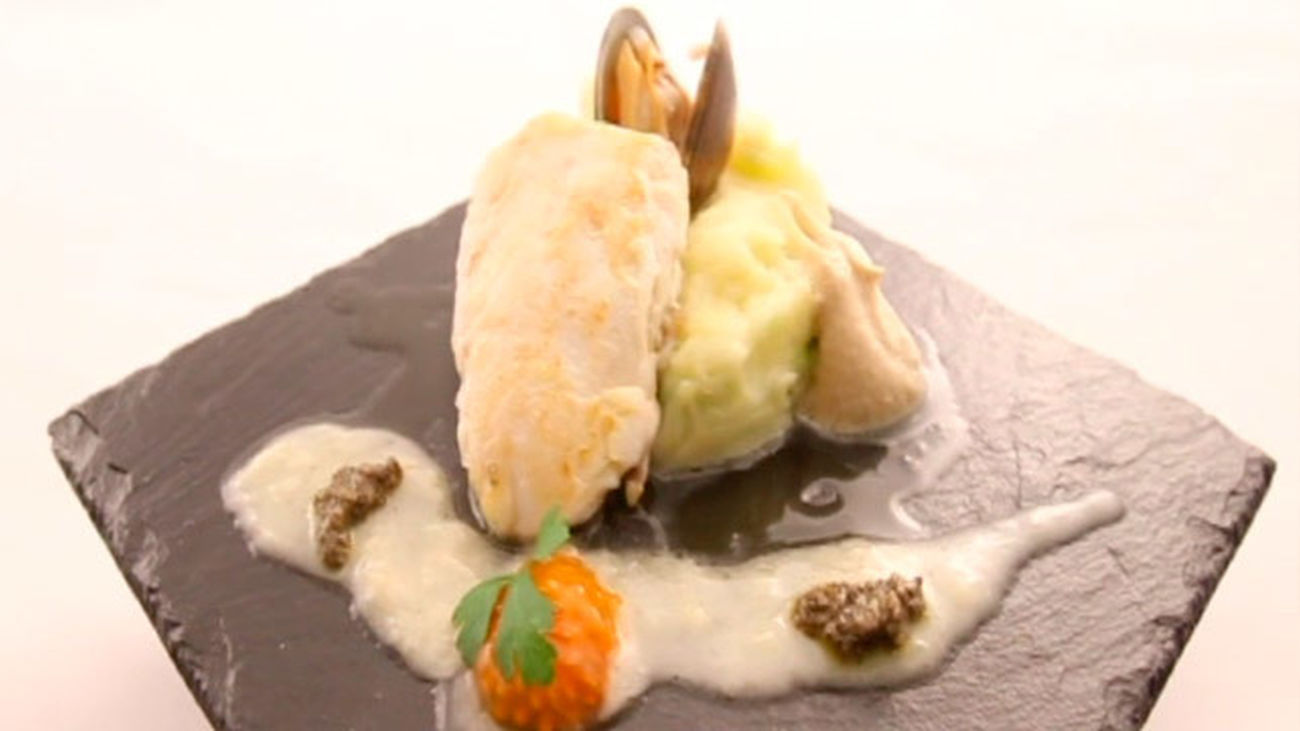 Merluza sobre crema de patata y repollo con crema de mantequilla