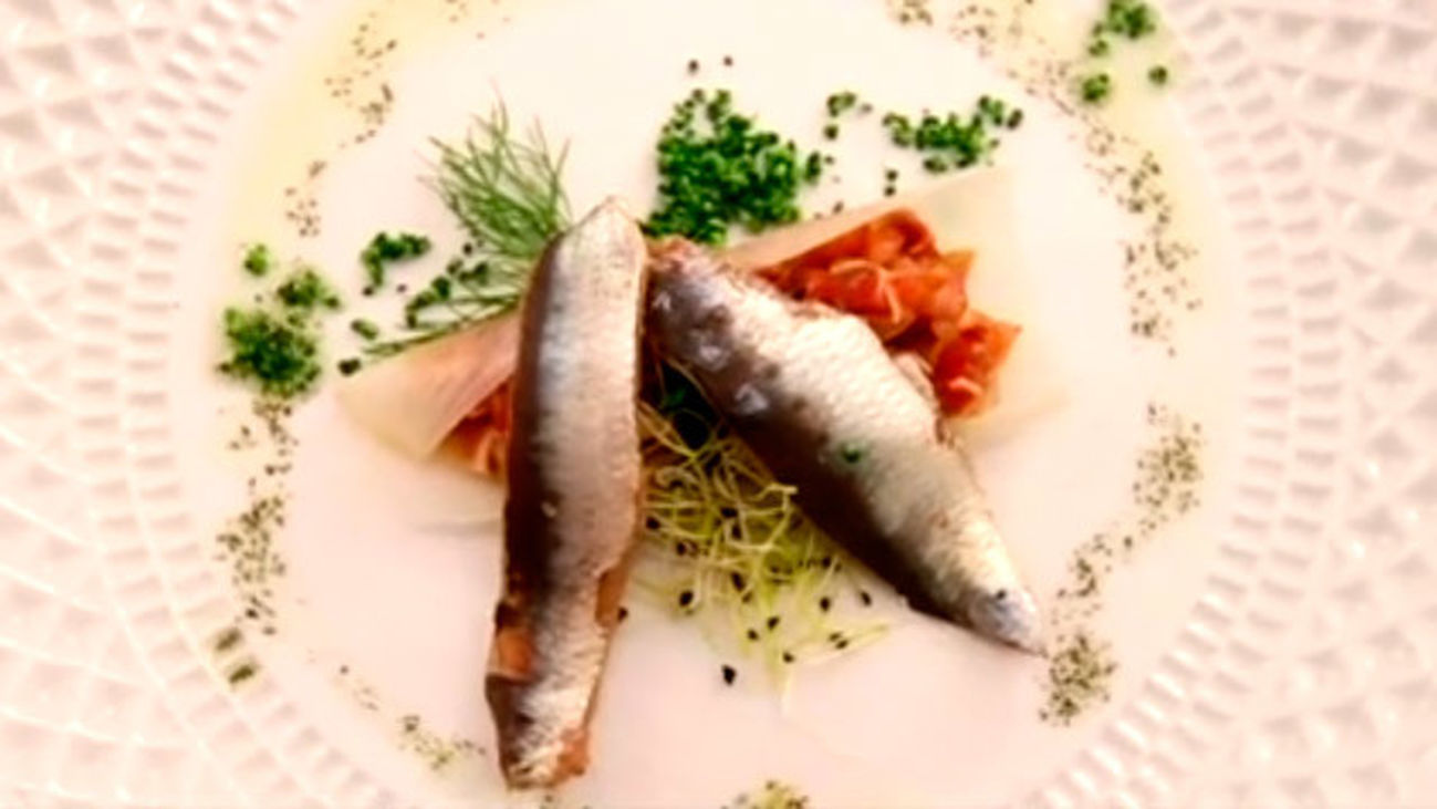 Oreja teriyaky sobre barca de puerro y sardina en salazón