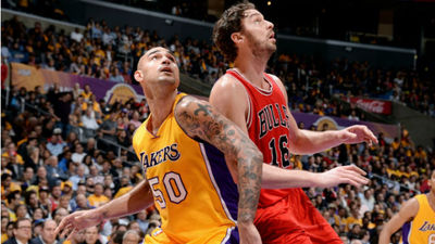 Los Lakers rinden homenaje a Gasol y sorprenden a los Bulls