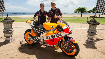 Márquez y Pedrosa presentan la Honda para 2015