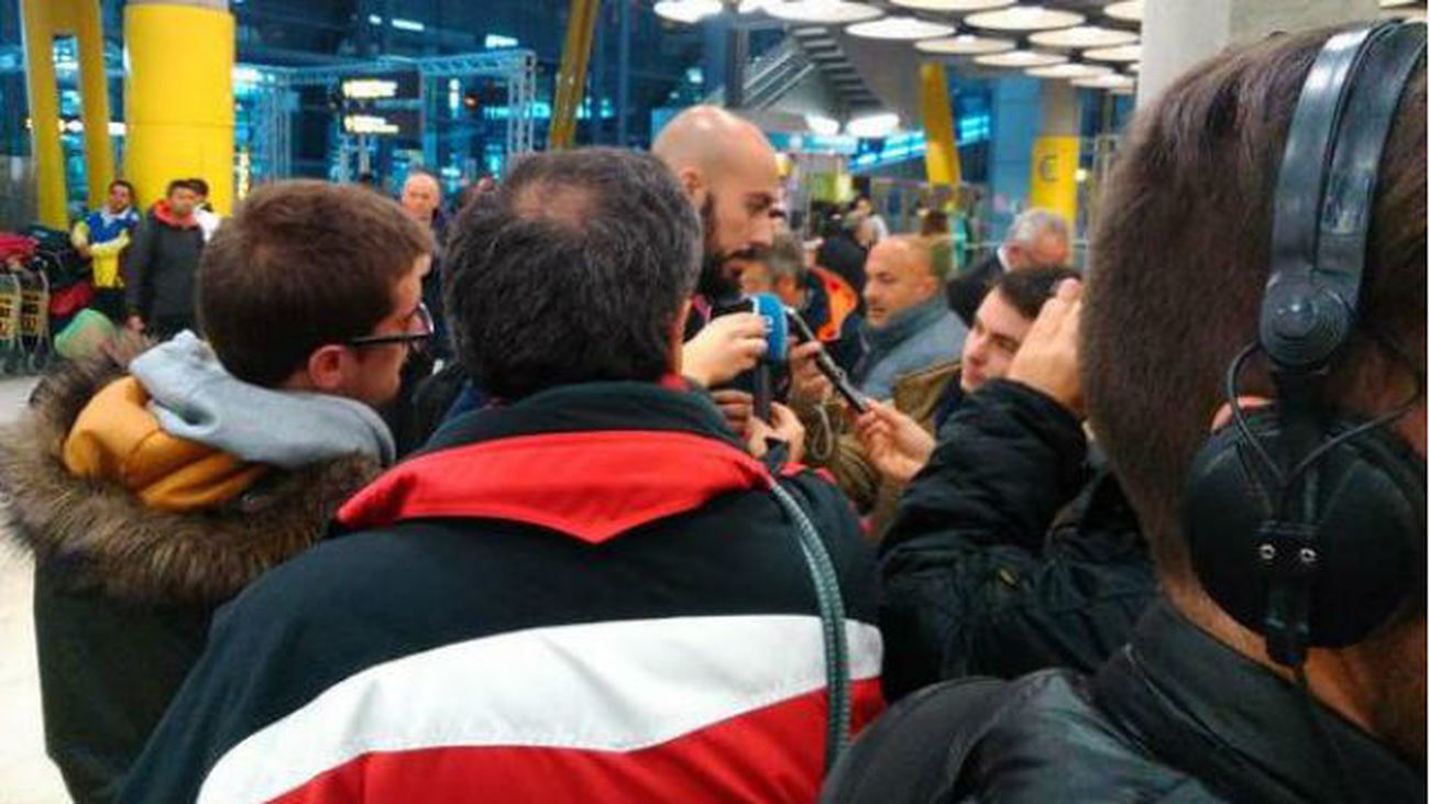 Albert Rocas atiende a la prensa en Barajas