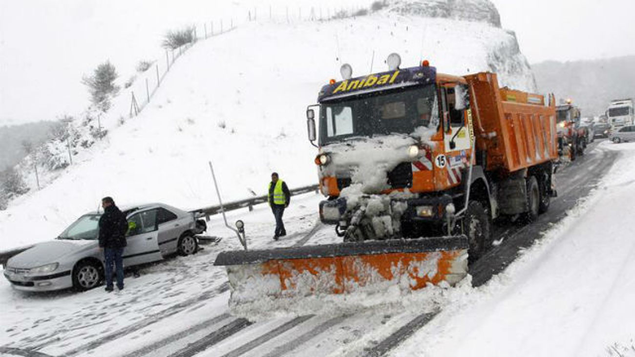 Un total de 40 quitanieves y 212 efectivos trabajan para acondicionar las carreteras de Madrid