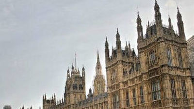 Los Comunes aprueban la reproducción asistida con ADN de tres personas