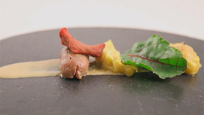 Riñones con compota de cebolla y crujiente de remolacha