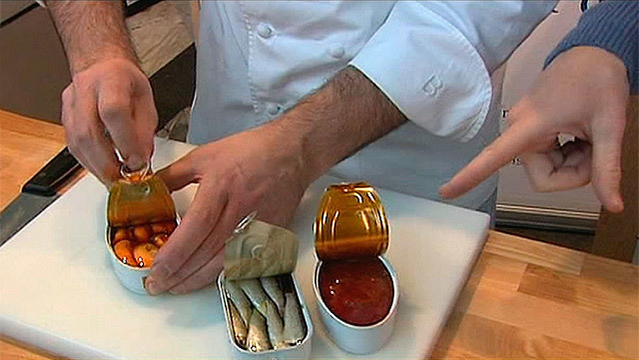 Alta cocina con latas de conserva