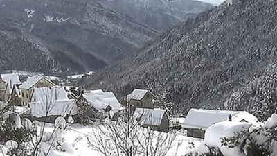 El temporal bloquea carreteras, aisla pueblos y obliga a cerrar colegios