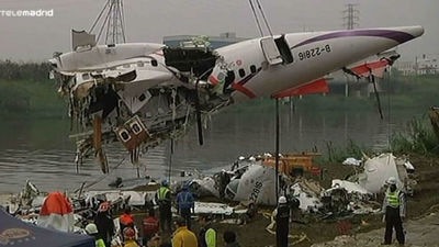 Una grabación de los pilotos apunta que un motor del aviónde Taiwán se incendió