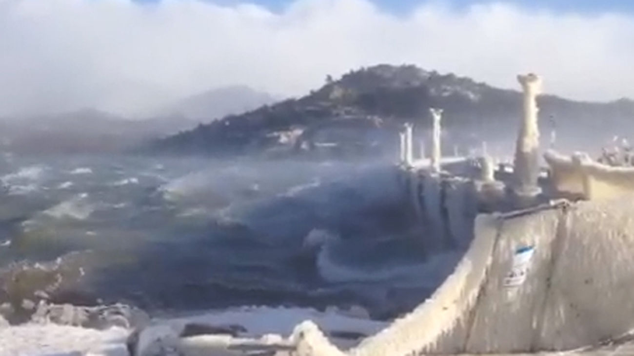 Impresionantes imágenes del viento azotando el Pantano de Navacerrada