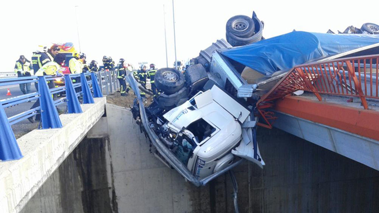 Queda colgado dentro de la cabina del camión en un puente de la M-45
