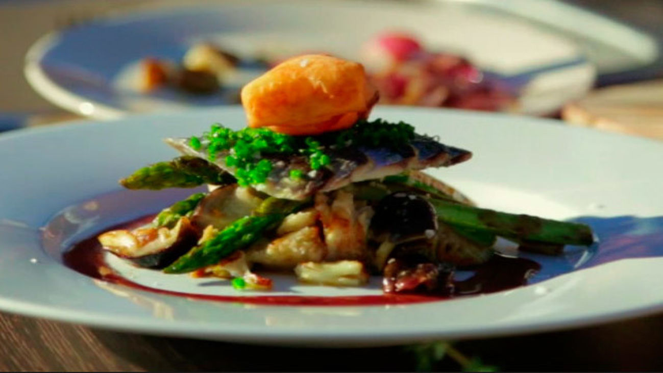 La receta: Capuchina con lomos de sardina, crujiente de yema y reducción de vino tinto