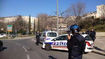 Disparan con ametralladora al paso de agentes de policía en Marsella