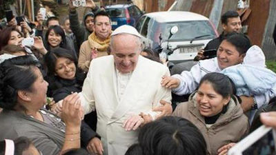 El papa Francisco visita por sorpresa un barrio a las afueras de Roma