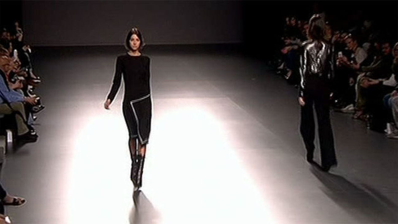 Ángel Schlesser juega con la feminidad a capricho