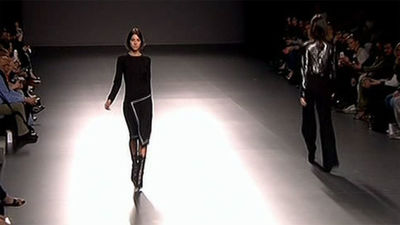 Ángel Schlesser juega con la feminidad a capricho