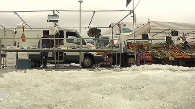 En Cercedilla trabajan sin parar para eliminar las placas de hielo