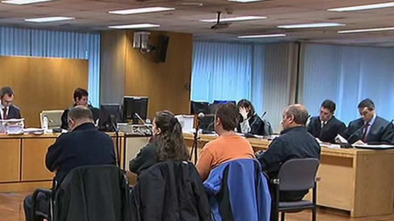 Cuatro acusados de quedarse con 3 millones de la Lotería sin repartirlo con otros diez