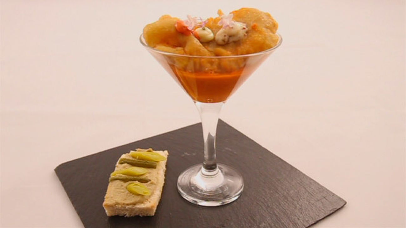 Deconstrucción de banderilla y cosmopolitan de bacalao con cerveza