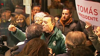 Un centenar de militantes irrumpe en Ferraz al grito de 'Somos socialistas'