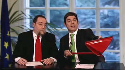 Tele Pedro Sánchez se empeña en inmortalizar con un selfie la firma del pacto con Rajoy