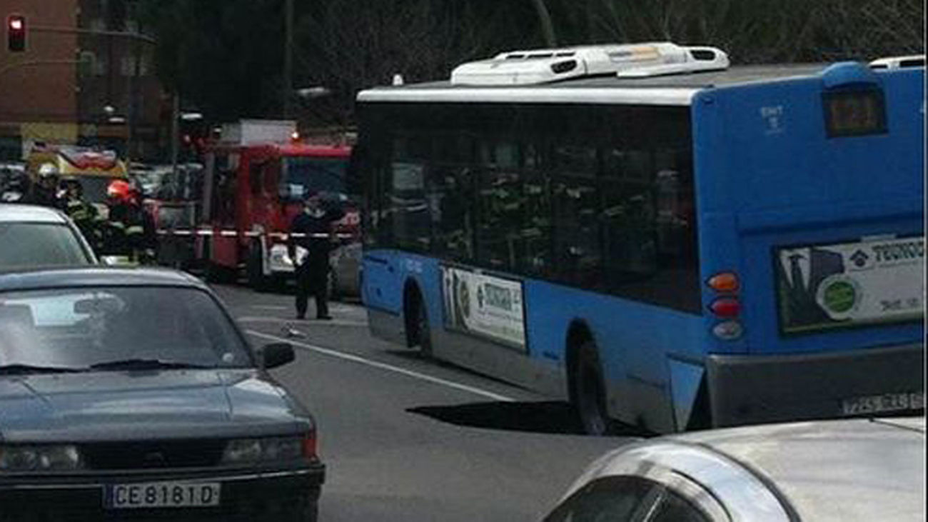 Autobús atascado en un socavón en Aluche