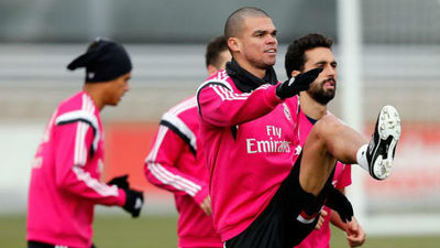 Pepe se entrena con el grupo y Sergio Ramos, sobre el césped en solitario