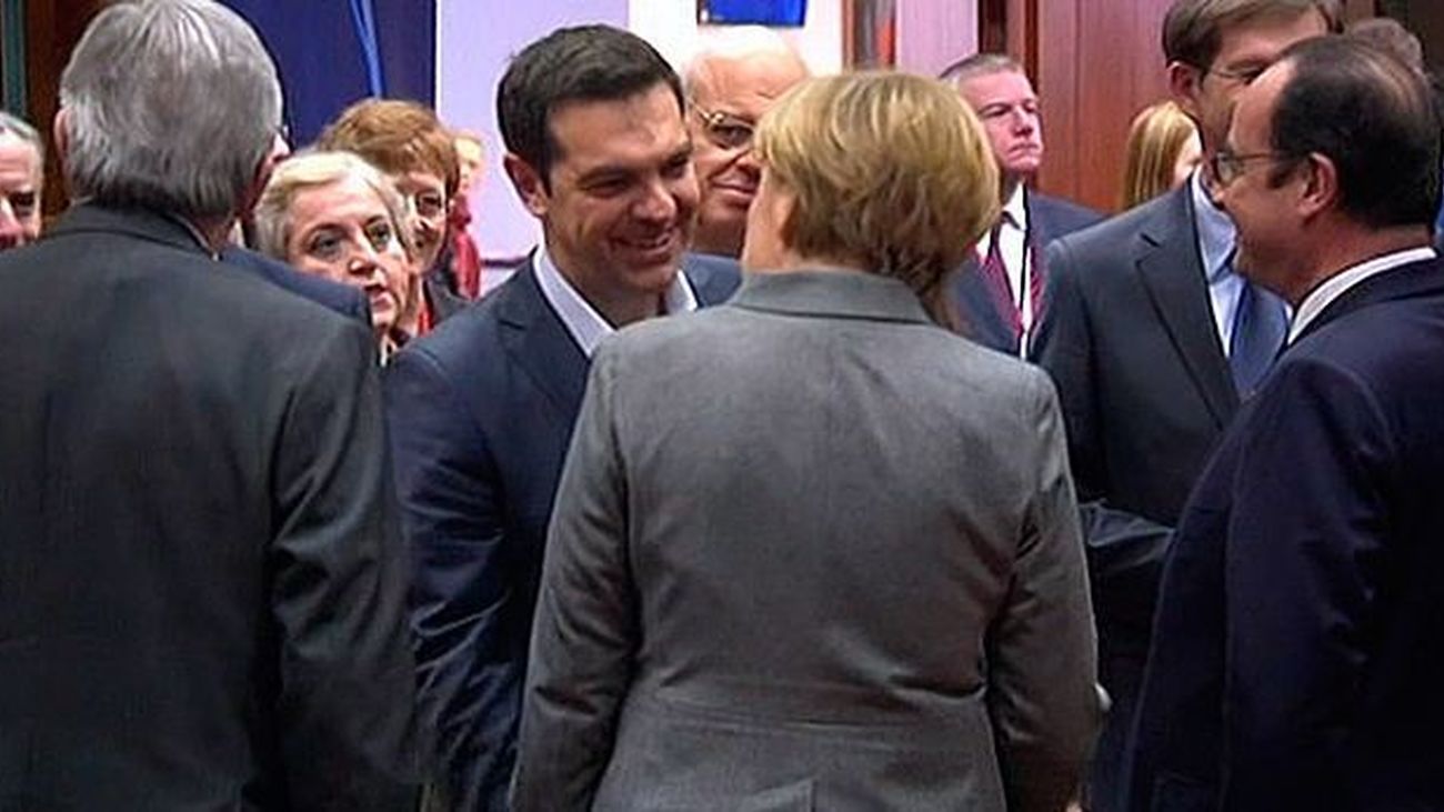 Tsipras con Merkel y Hollande en el Eurogrupo