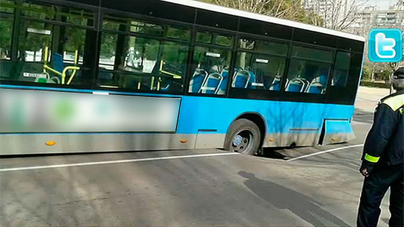 Un autobús de la EMT se queda encajado en un socavón