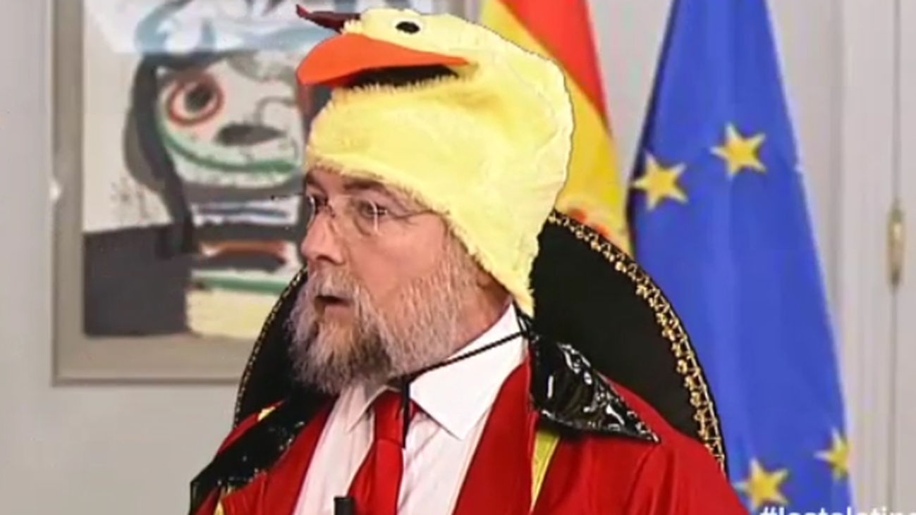 El carnaval llega a Moncloa cargado de encuestas y disfraces para el presidente del Gobierno
