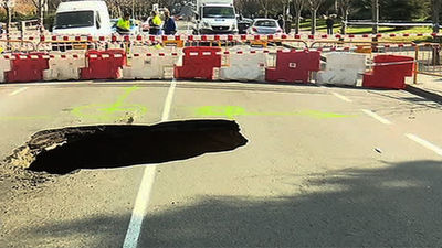 Comienzan las obras para tapar el socavón del barrio de Aluche