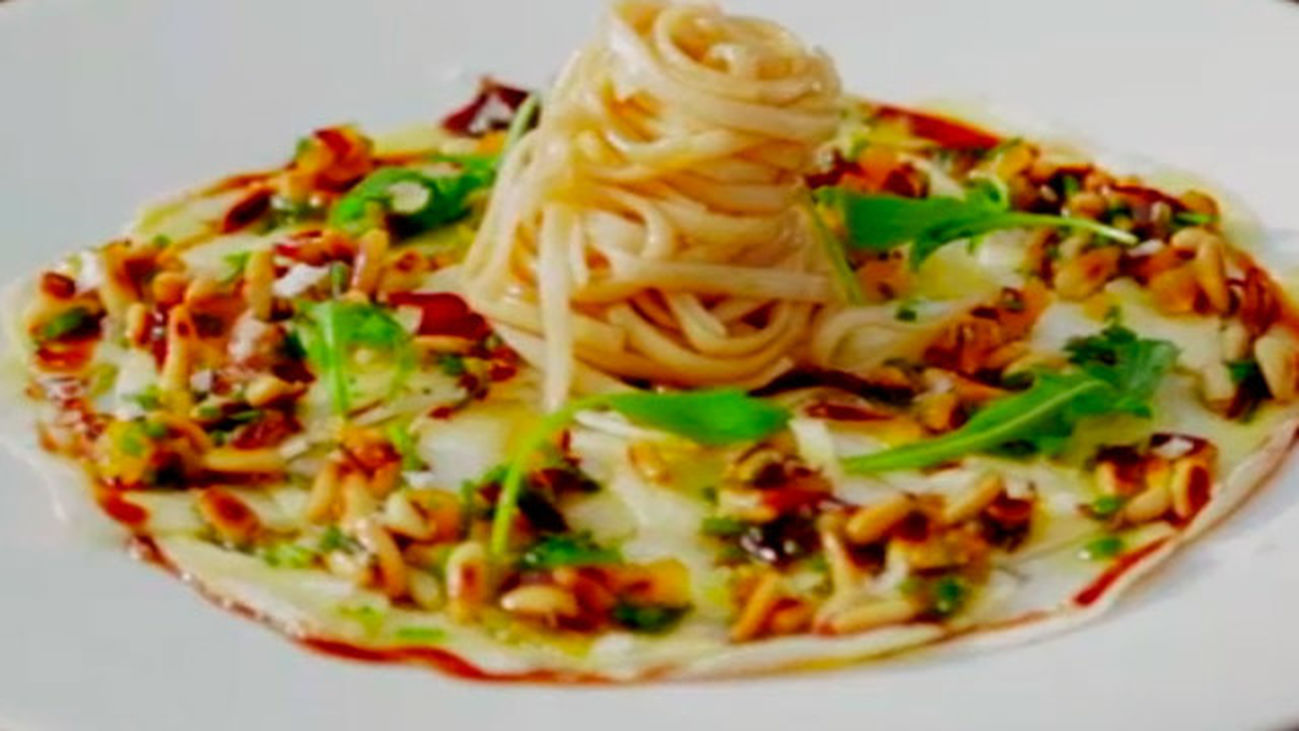 Carpacio de boletus con noddles y vinagreta de cecina, orejones y piñones
