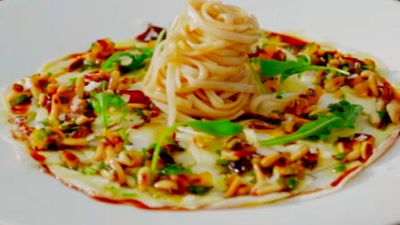 Carpacio de boletus con noddles y vinagreta de cecina, orejones y piñones