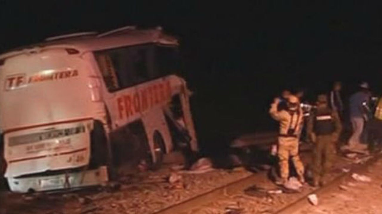 La colisión de un autobús y un tren causa al menos 20 muertos en México