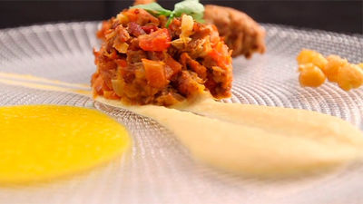 Deconstrucción de cocido con crujiente de garbanzo y aire de zanahoria